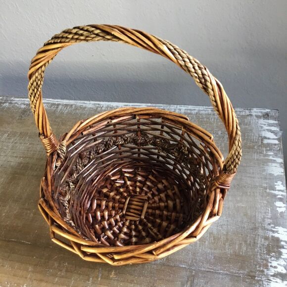 Medium brown round basket with handle rope design farmers market egg collecting - Picture 4 of 6